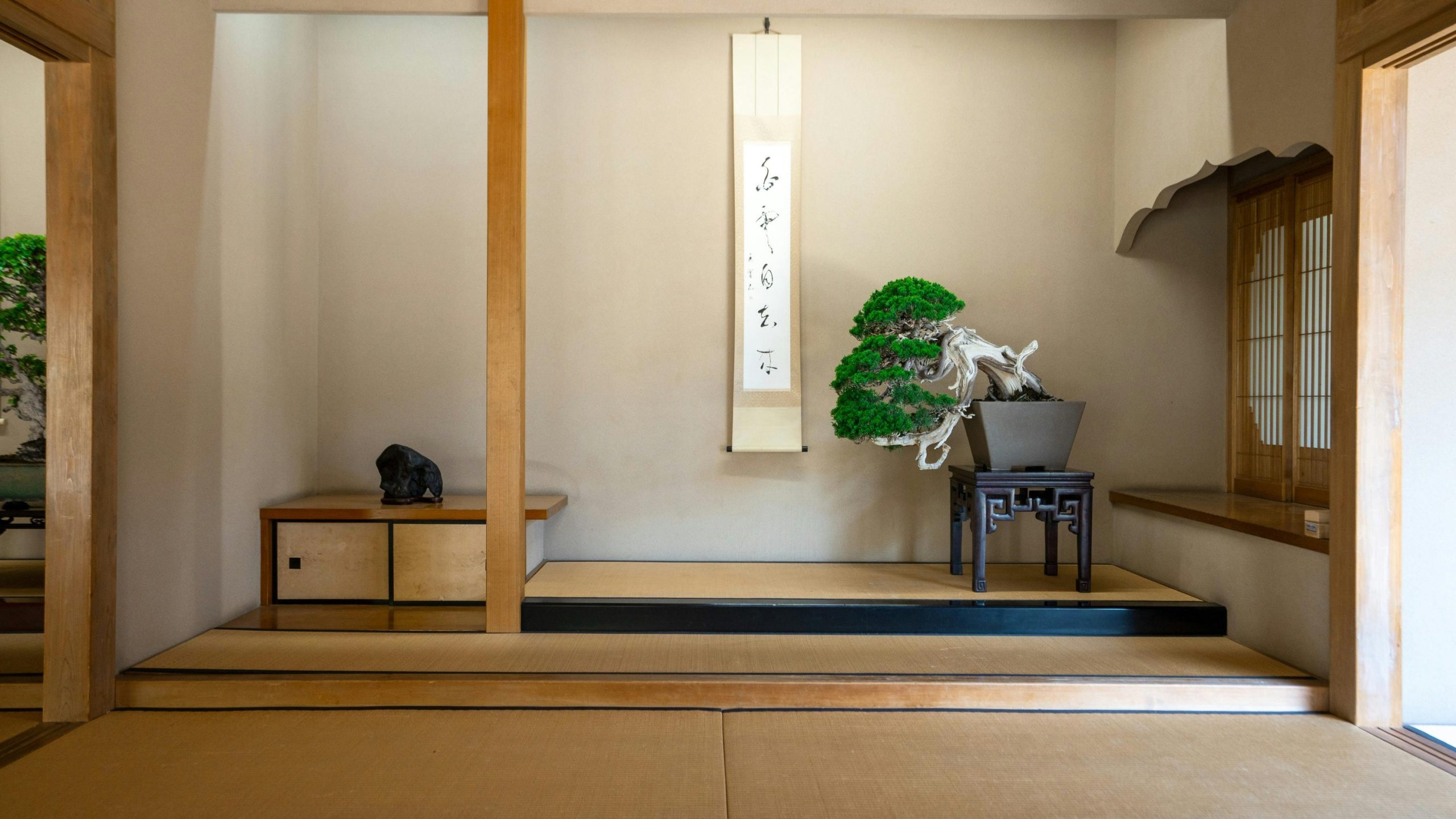 Tokonoma — the alcove that organizes the Japanese room